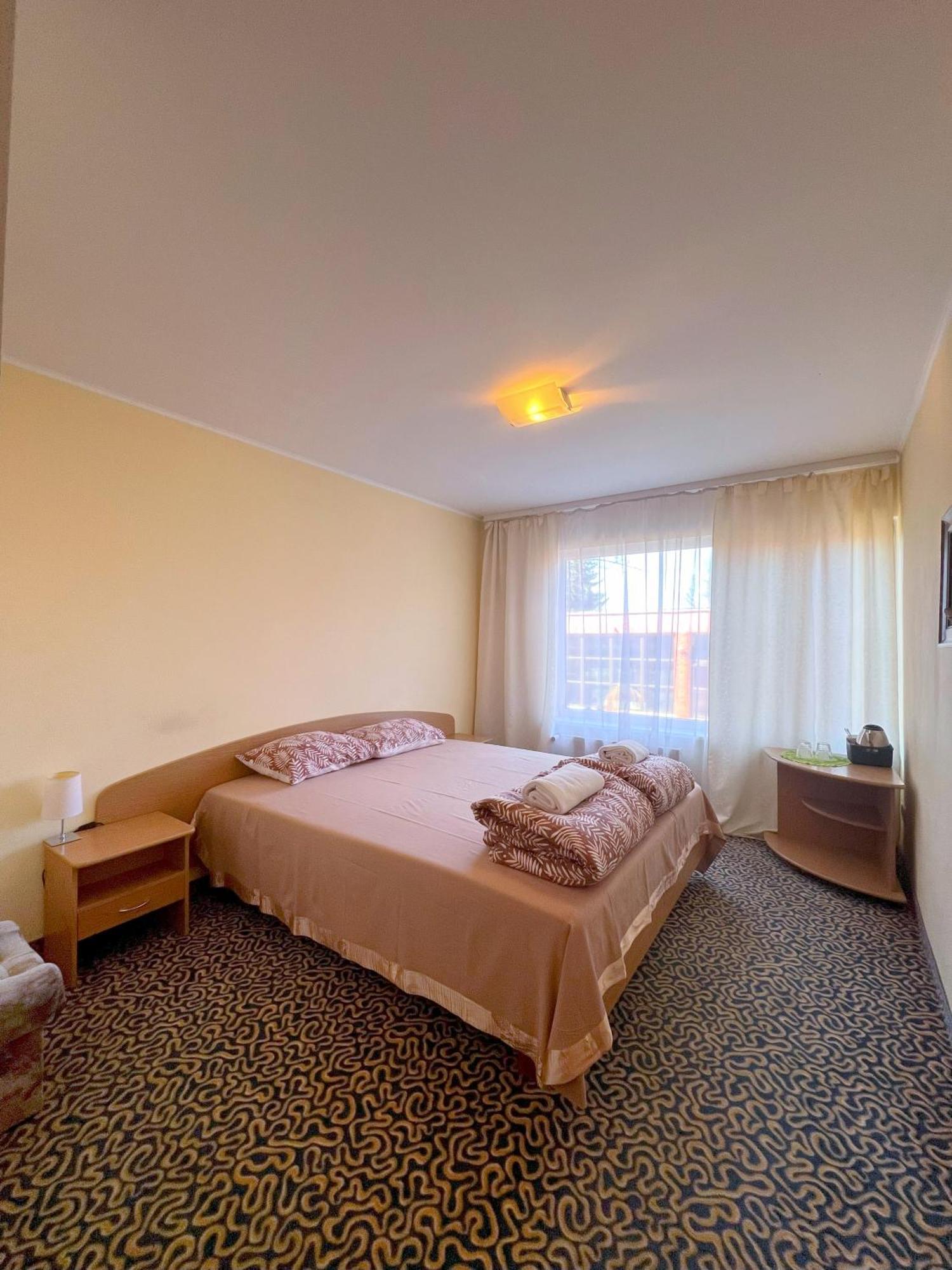 Park Hotel Ķekava Eksteriør billede