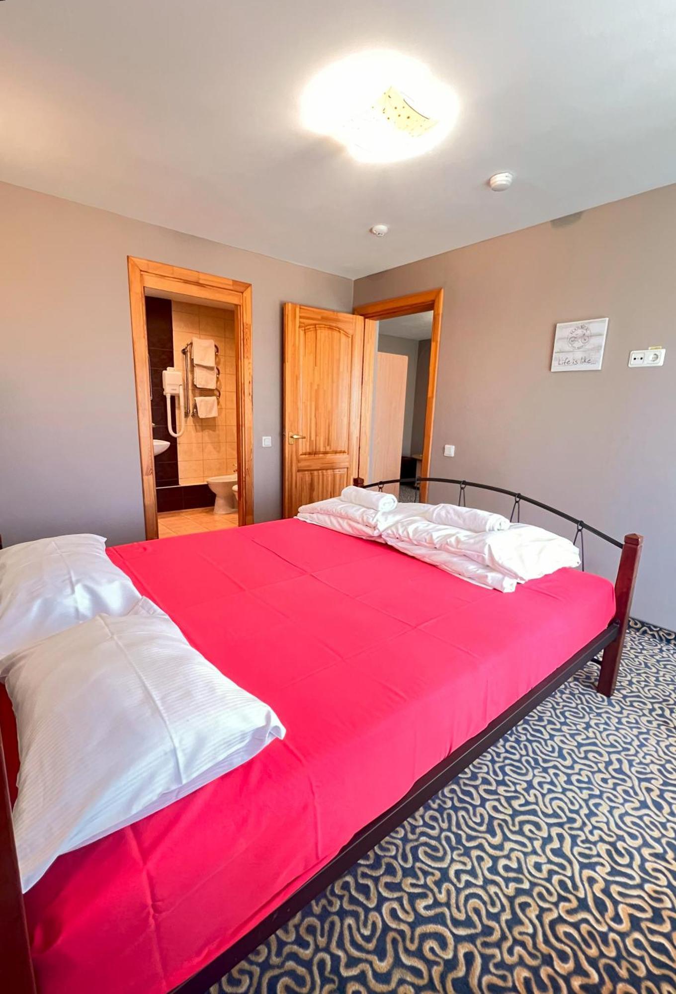 Park Hotel Ķekava Eksteriør billede